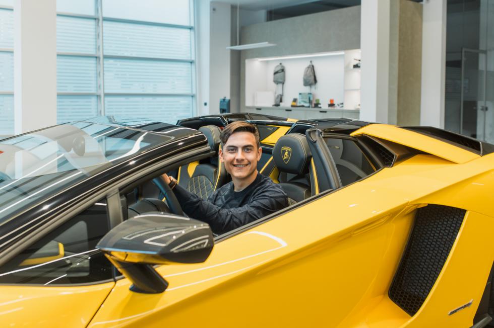 Ο Dybala γιόρτασε τα 100 γκολ αγοράζοντας Lamborghini